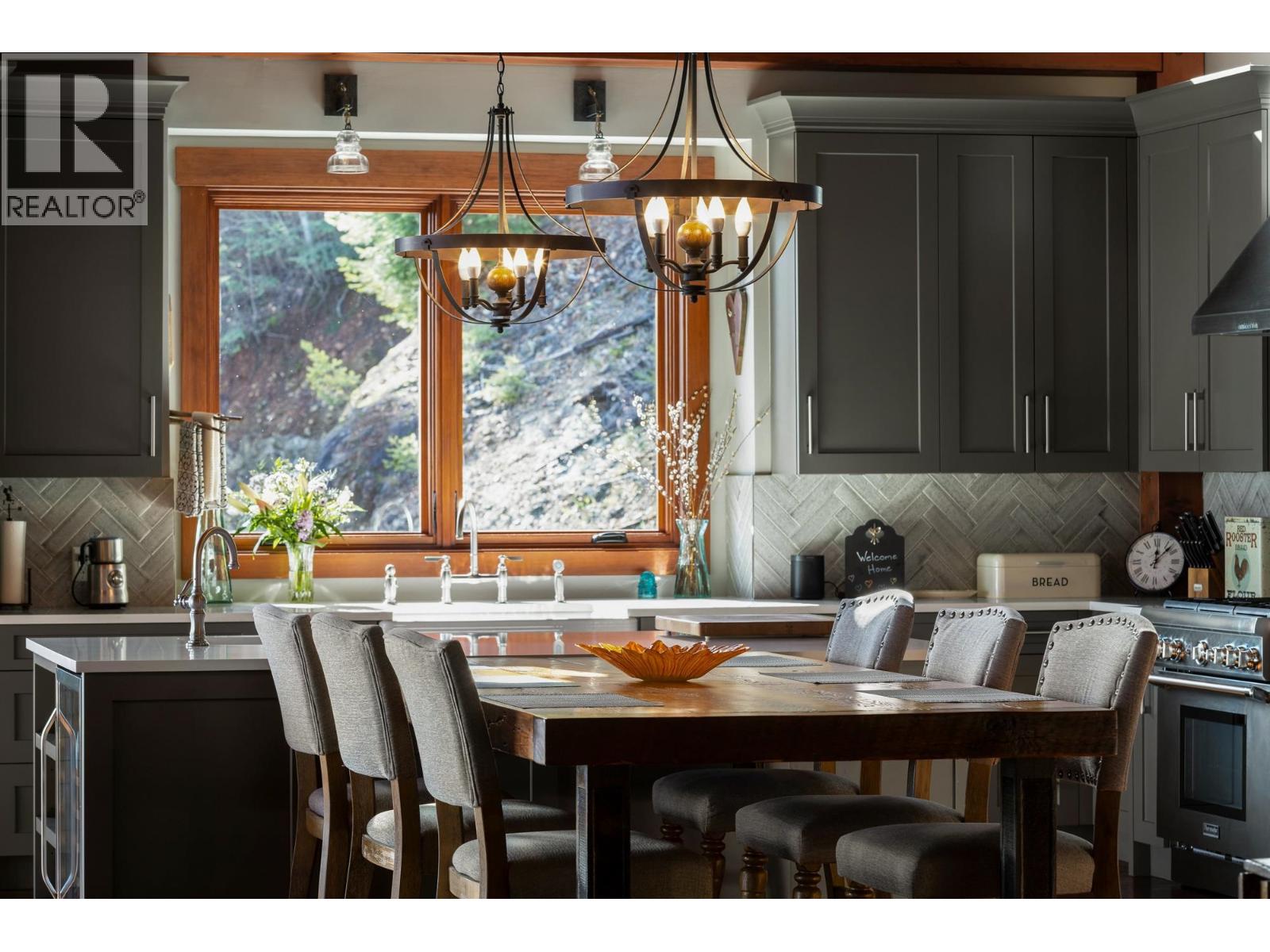 800 TAYLOR ROAD, Bowen Island