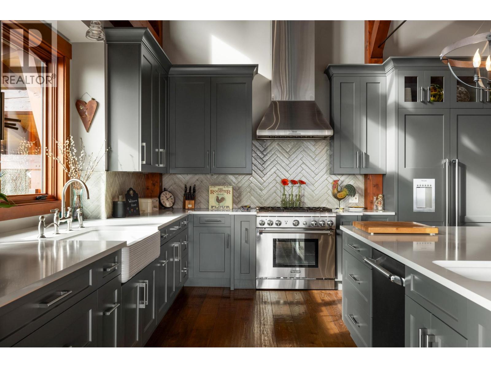 800 TAYLOR ROAD, Bowen Island