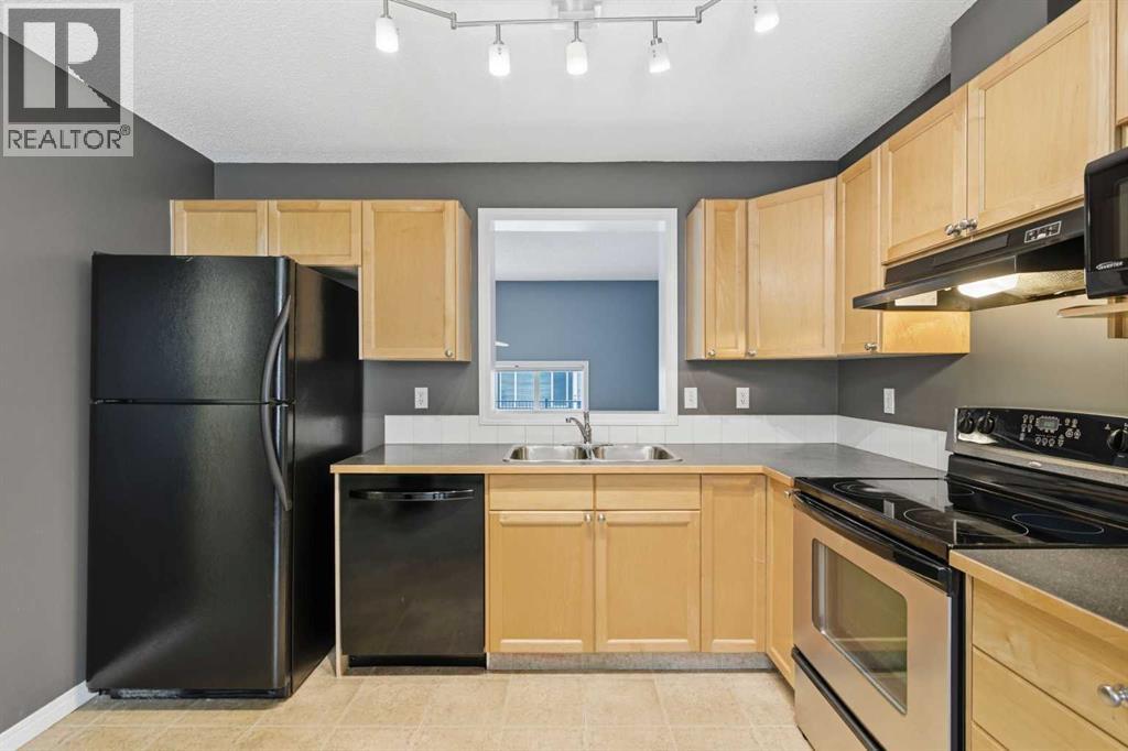 Single Family House 4 Level for Sale in  Everhollow Heights SW Evergreen Calgary 