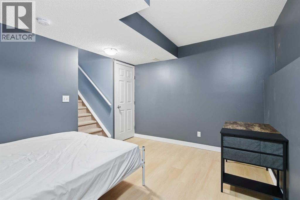 Single Family House 4 Level for Sale in  Everhollow Heights SW Evergreen Calgary 