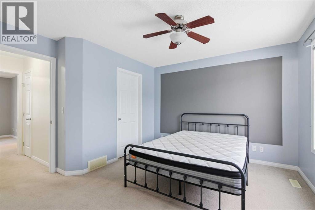 Single Family House 4 Level for Sale in  Everhollow Heights SW Evergreen Calgary 