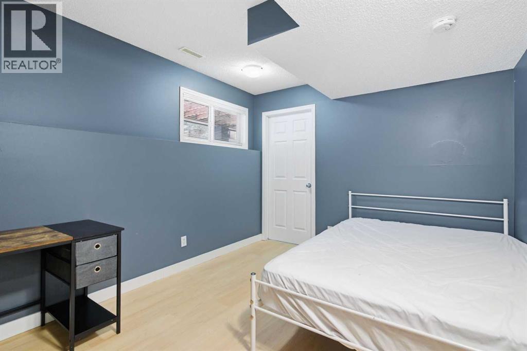 Single Family House 4 Level for Sale in  Everhollow Heights SW Evergreen Calgary 