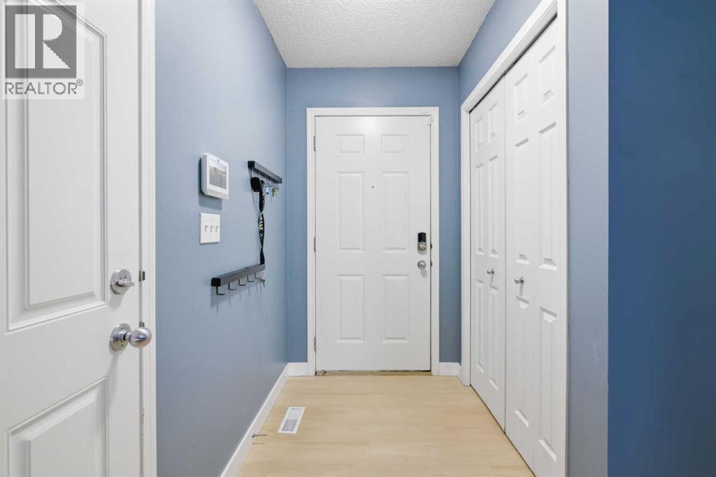 Single Family House 4 Level for Sale in  Everhollow Heights SW Evergreen Calgary 