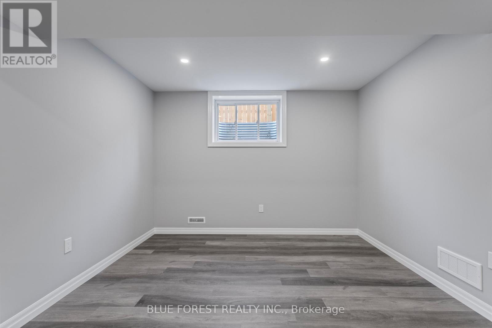 Single Family House Bungalow for Sale in  SNYDERS AVENUE Central Elgin (Belmont) 