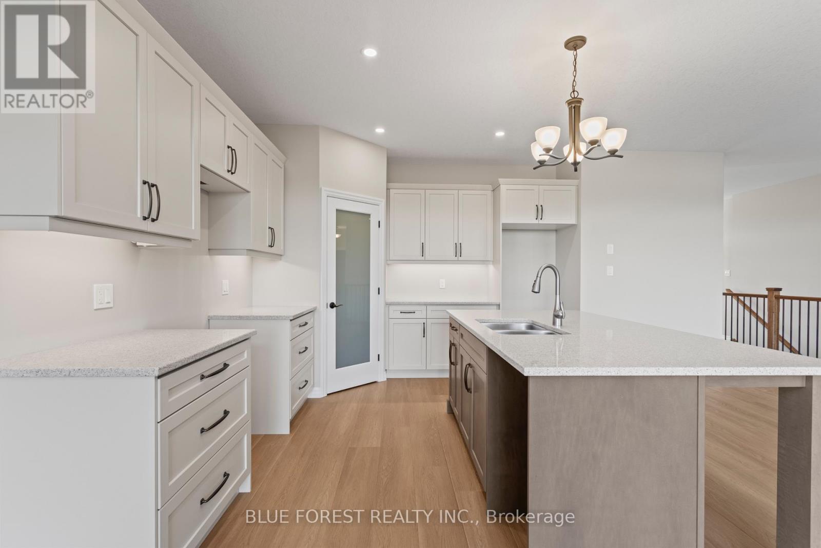 Single Family House Bungalow for Sale in  SNYDERS AVENUE Central Elgin (Belmont) 