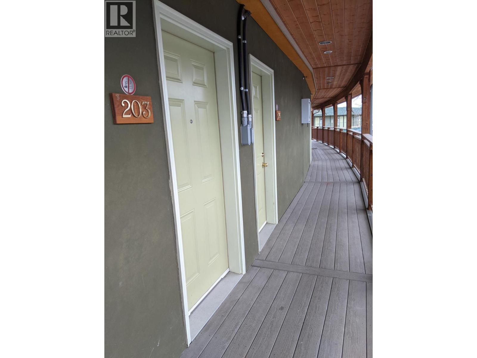 6203 Willow Avenue, Summerland