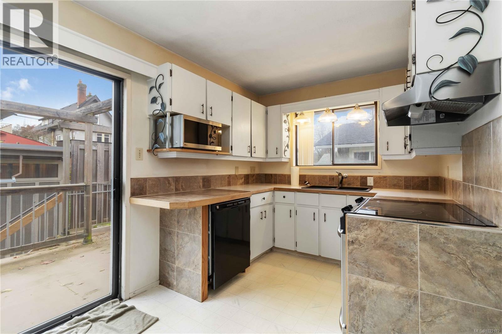 1453 Walnut St, Victoria