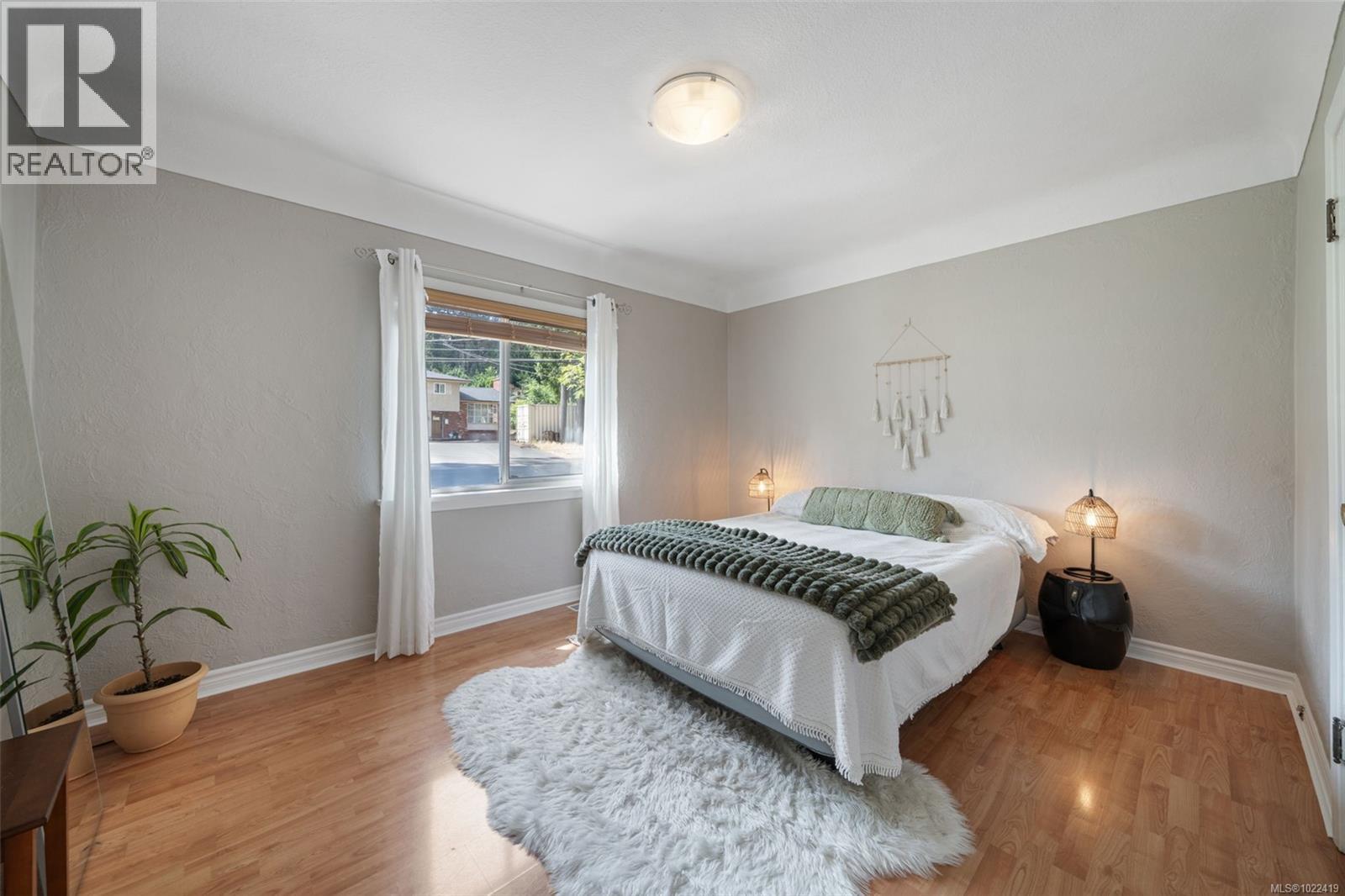 1042 Lodge Ave, Saanich