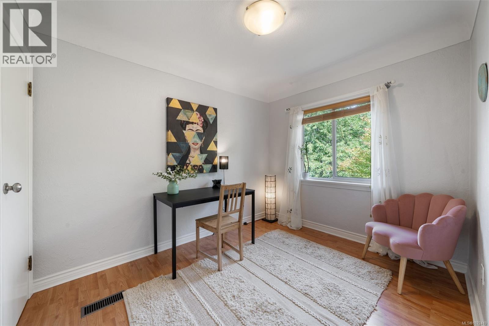 1042 Lodge Ave, Saanich