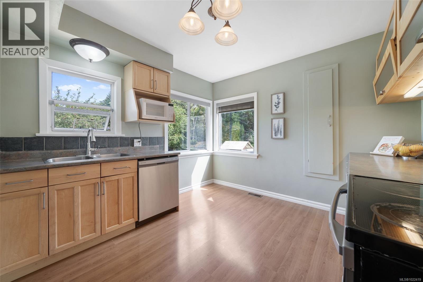 1042 Lodge Ave, Saanich