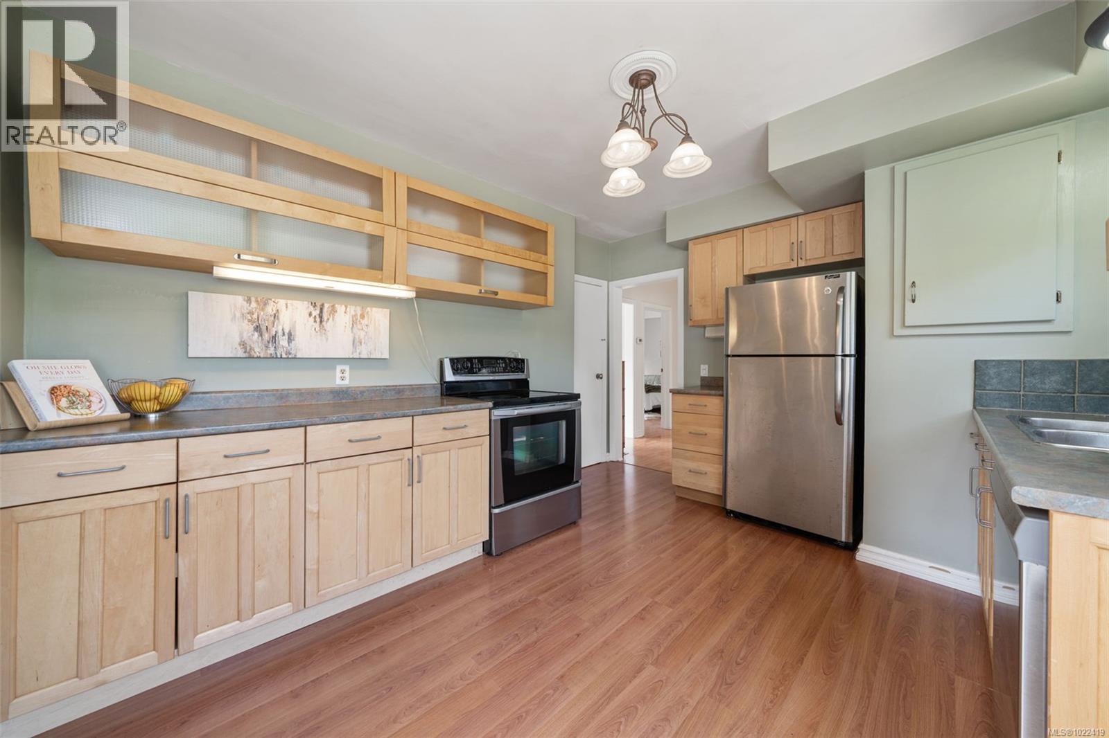 1042 Lodge Ave, Saanich