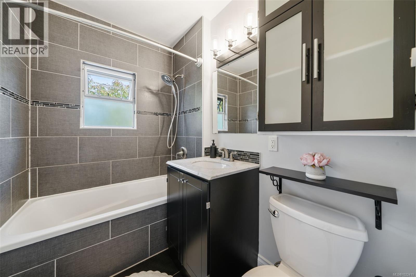 1042 Lodge Ave, Saanich