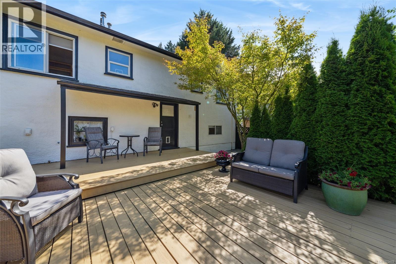 1042 Lodge Ave, Saanich