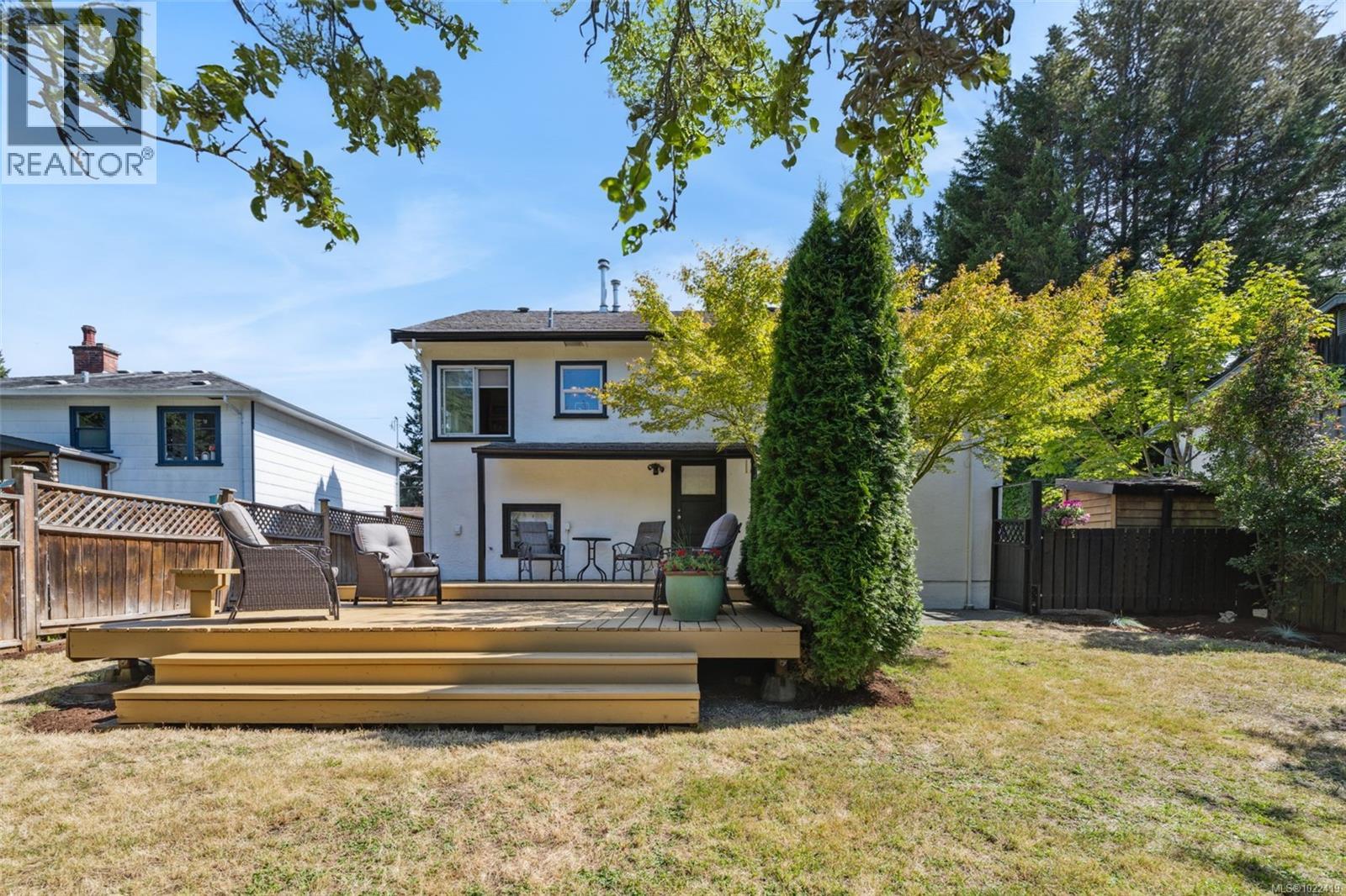 1042 Lodge Ave, Saanich