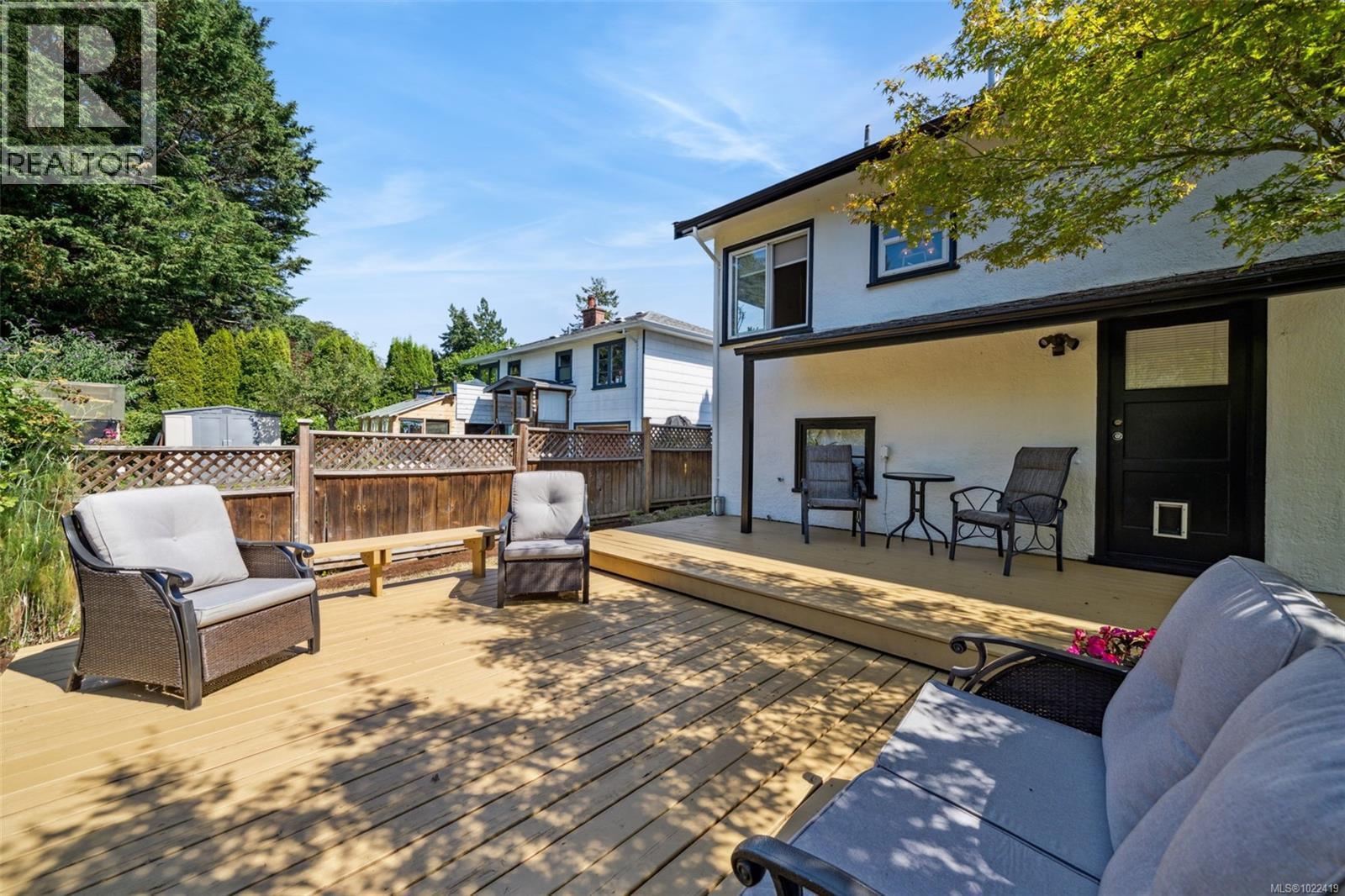 1042 Lodge Ave, Saanich