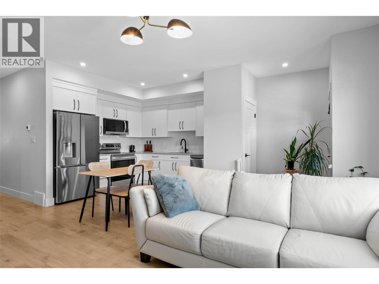 #102 321 CENTRE AVENUE - 8