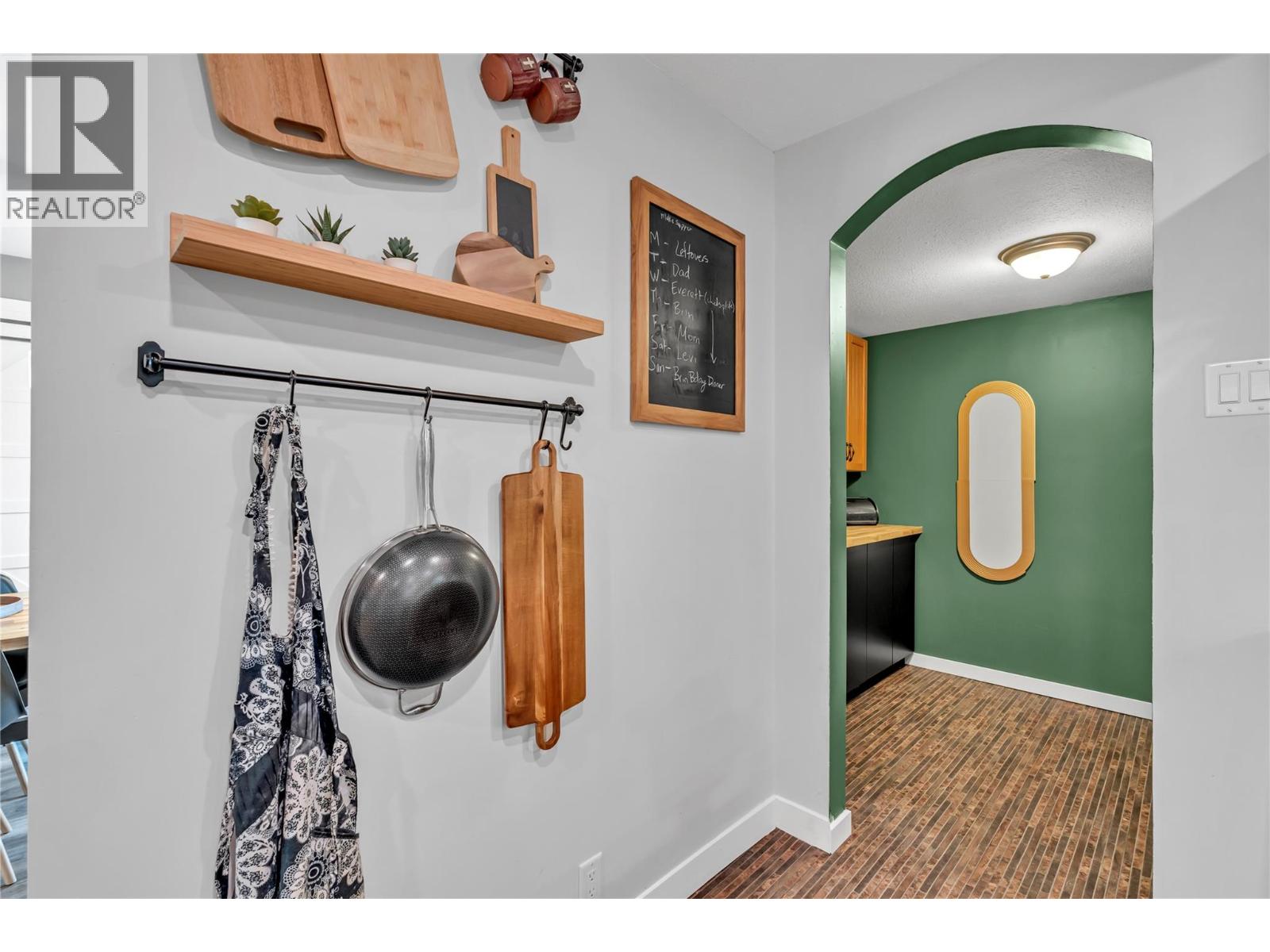 10816 Victoria Road S, Summerland