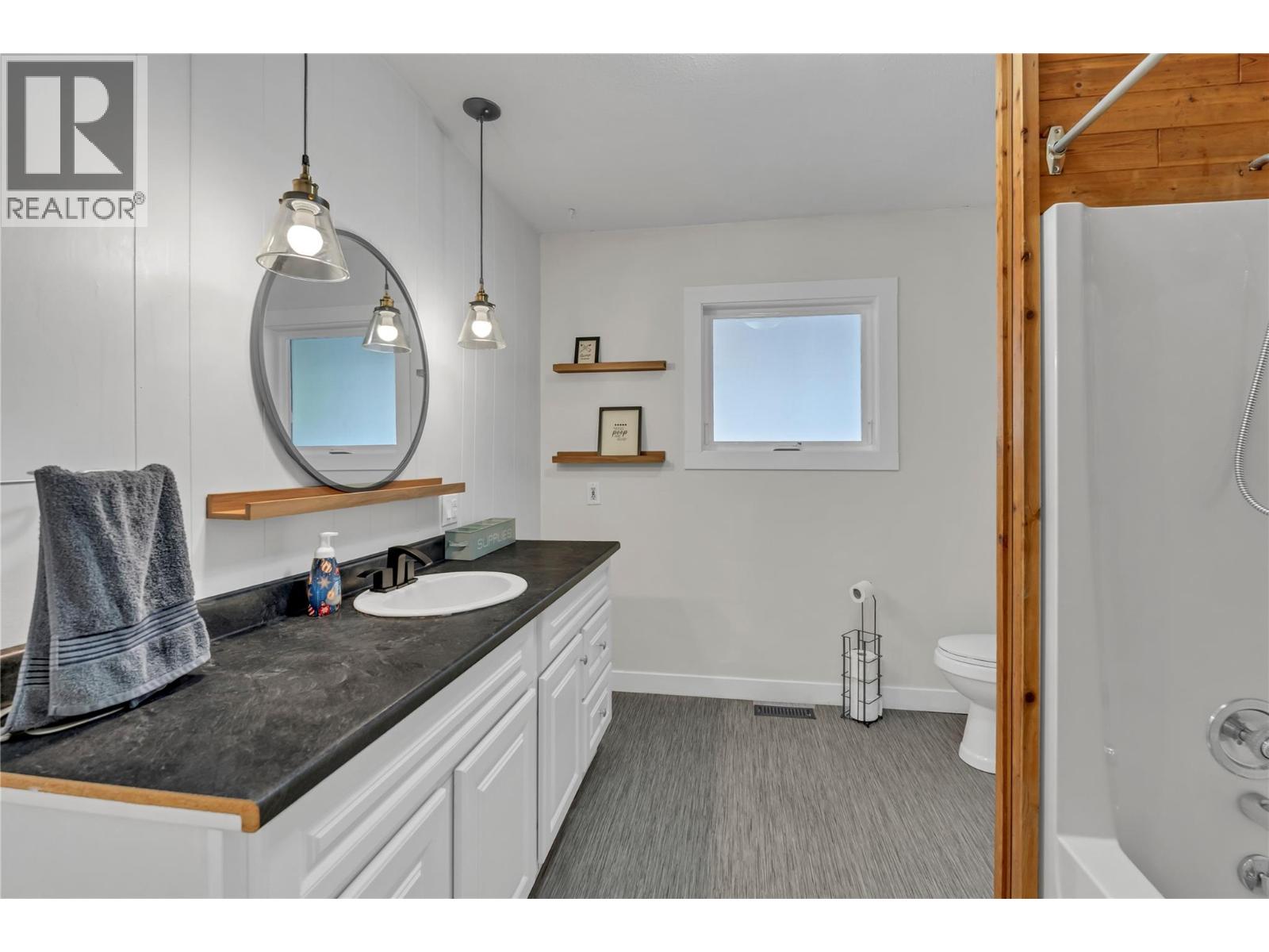 10816 Victoria Road S, Summerland