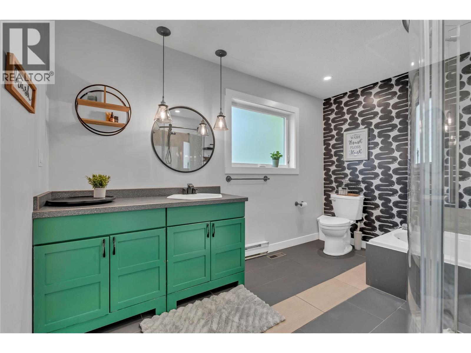 10816 Victoria Road S, Summerland