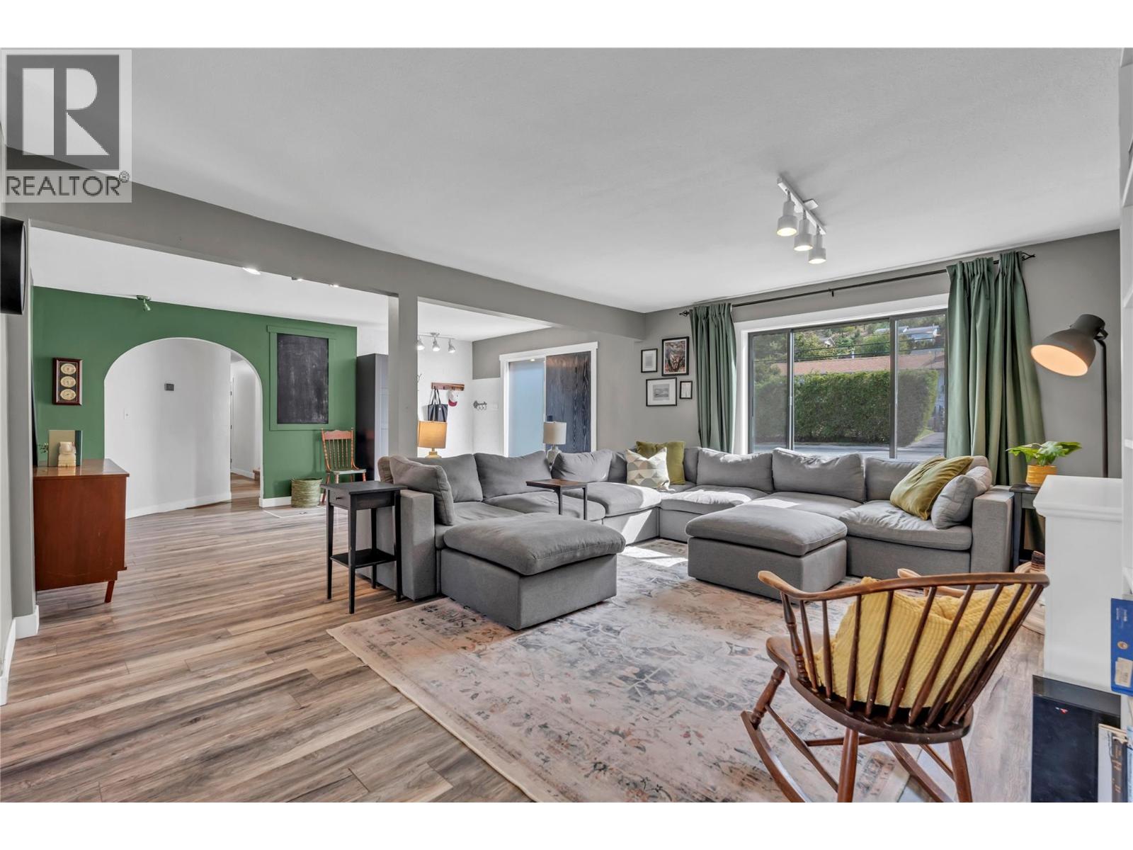 10816 Victoria Road S, Summerland