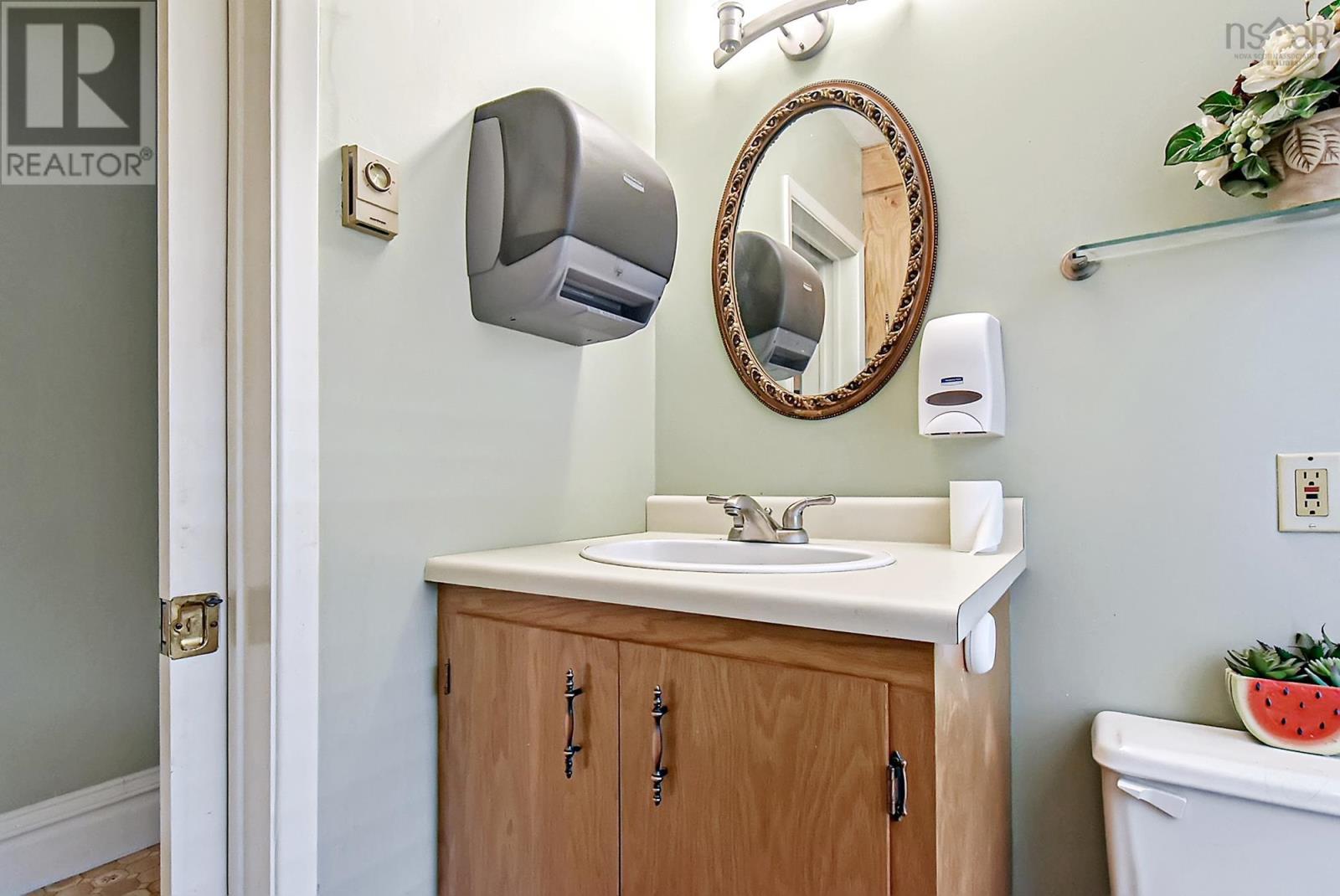 Property 13 of 49 of 172, 184, 194 King Street