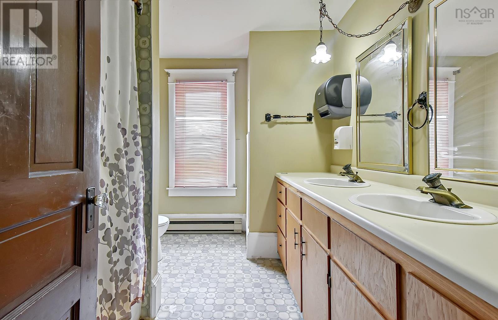 Property 18 of 49 of 172, 184, 194 King Street