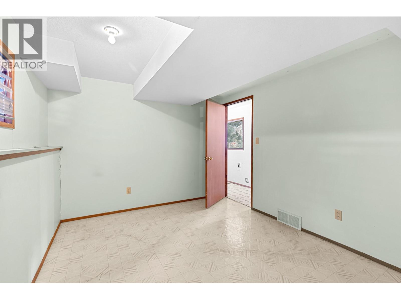  320 Moubray Road, Kelowna