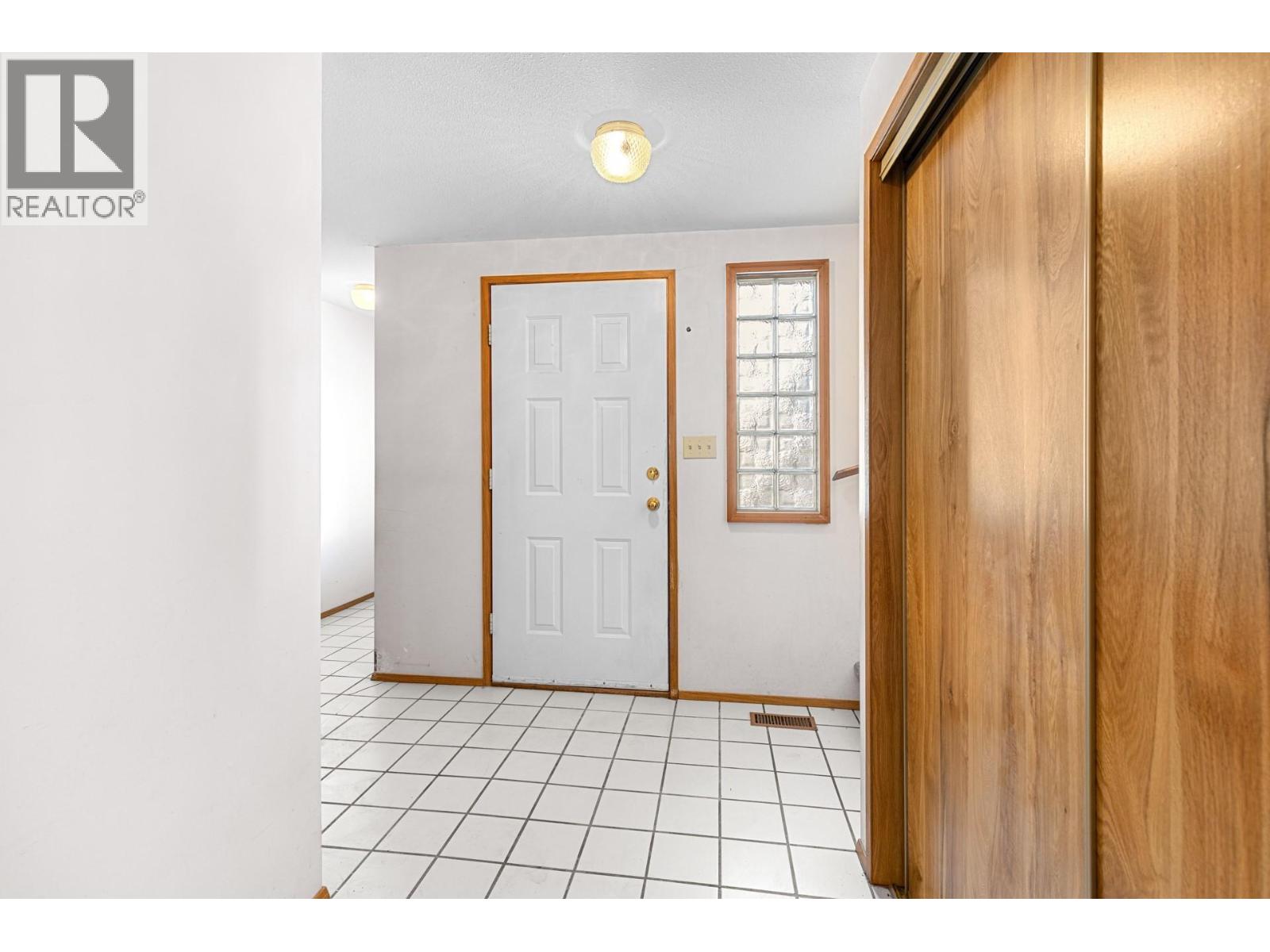  320 Moubray Road, Kelowna