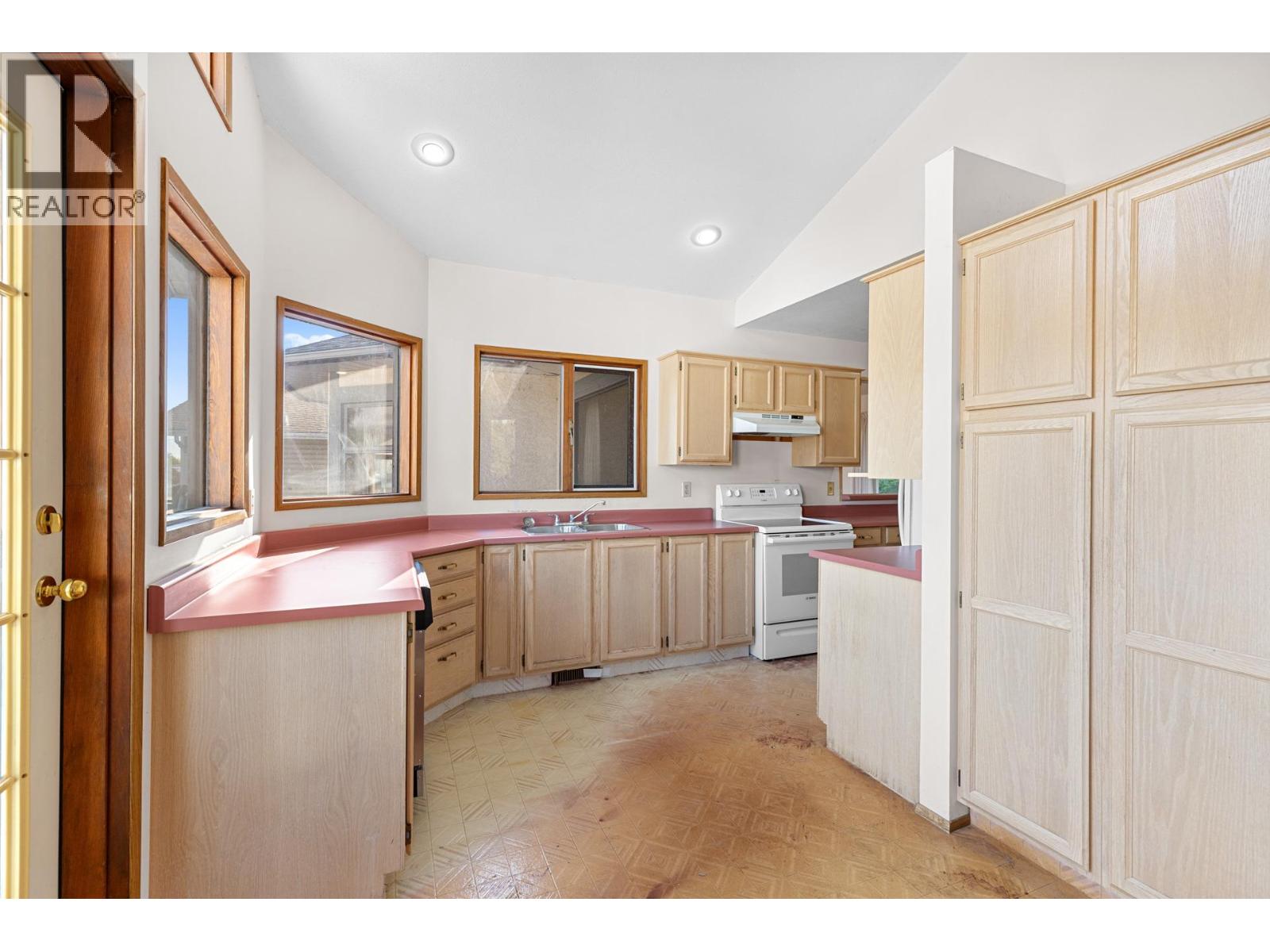  320 Moubray Road, Kelowna