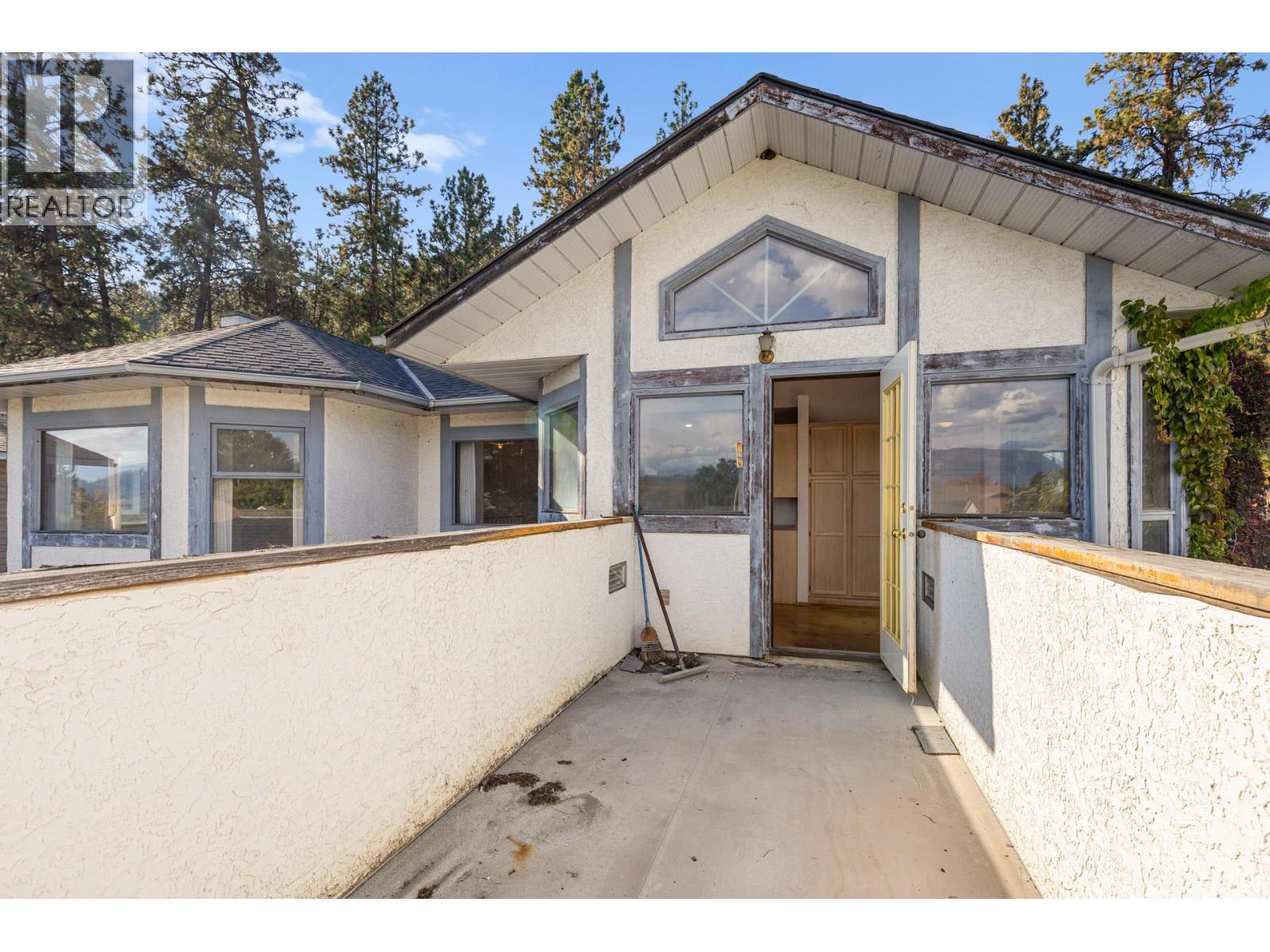  320 Moubray Road, Kelowna