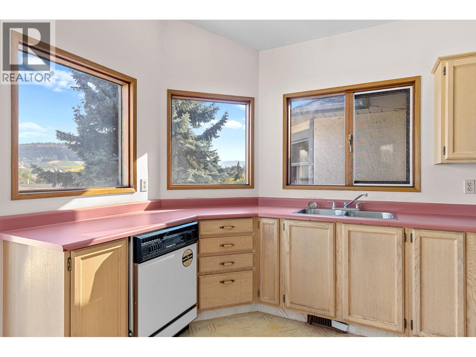  320 Moubray Road, Kelowna