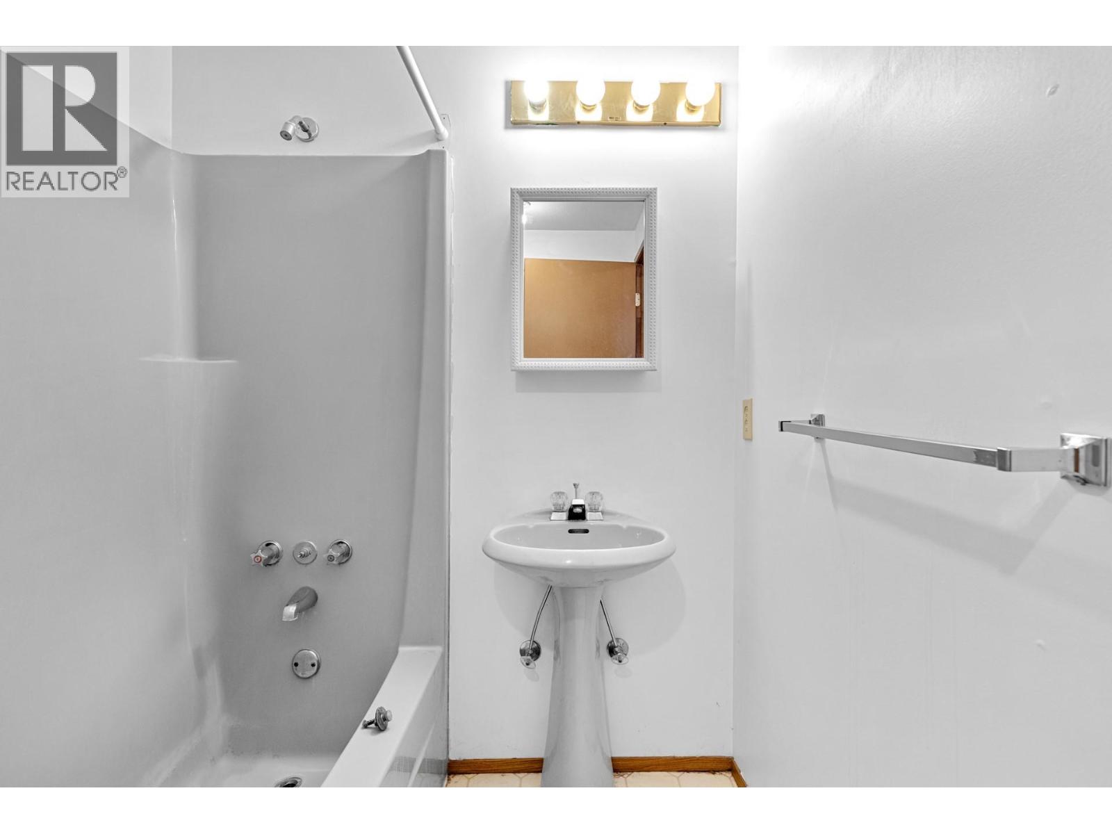  320 Moubray Road, Kelowna