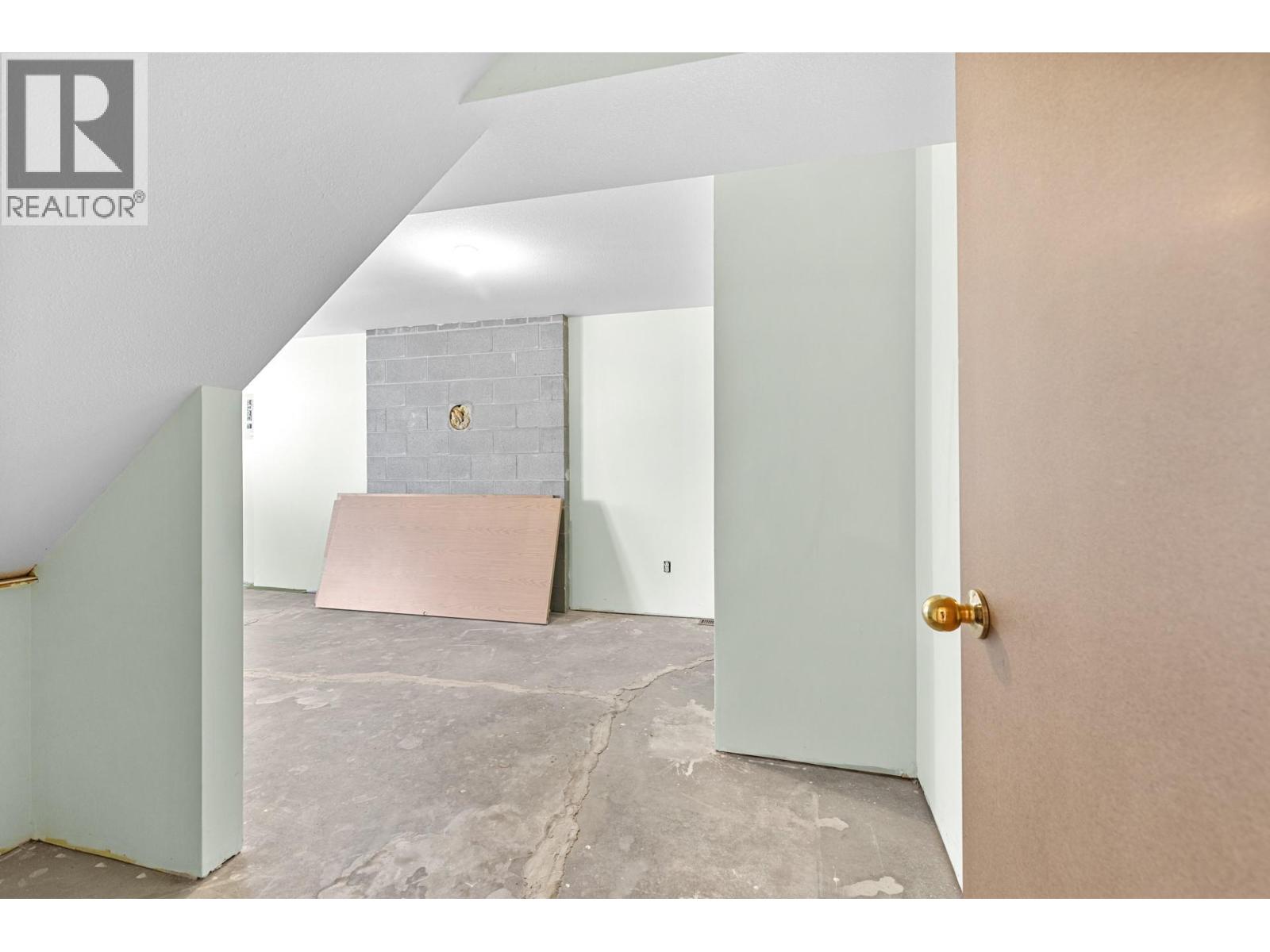  320 Moubray Road, Kelowna