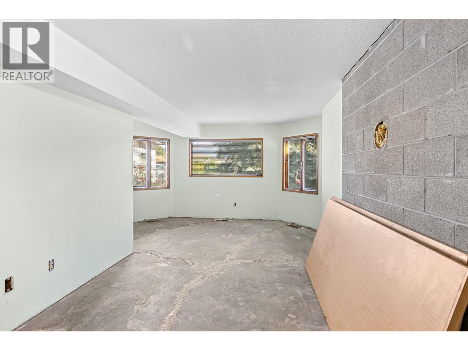  320 Moubray Road, Kelowna