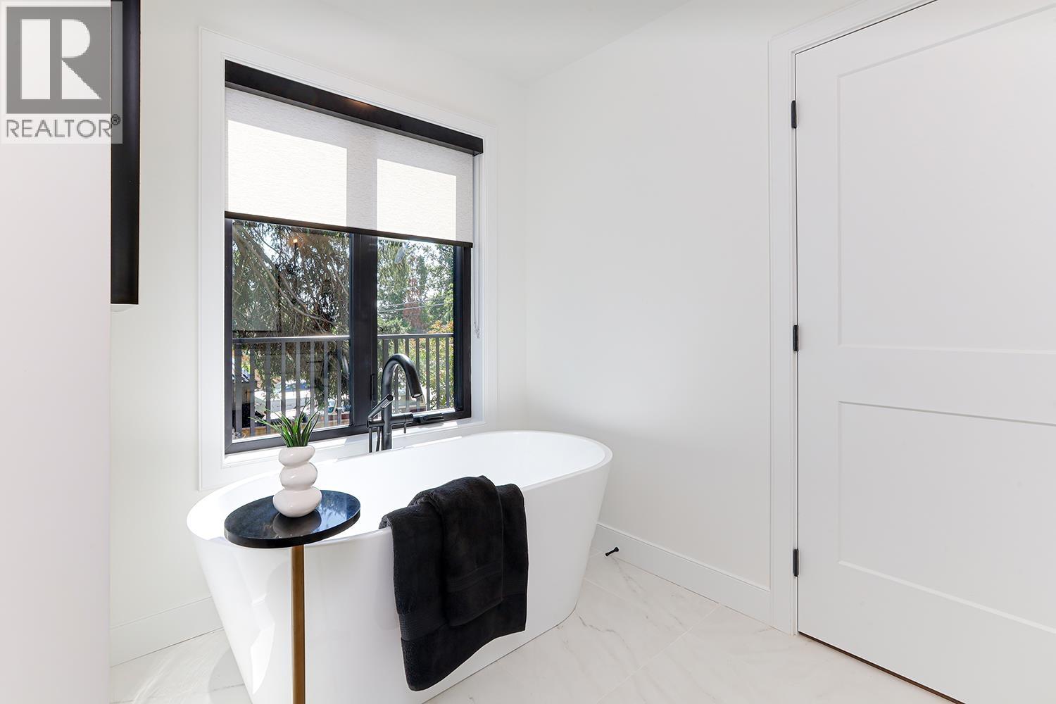 6009 16 AVENUE, Delta