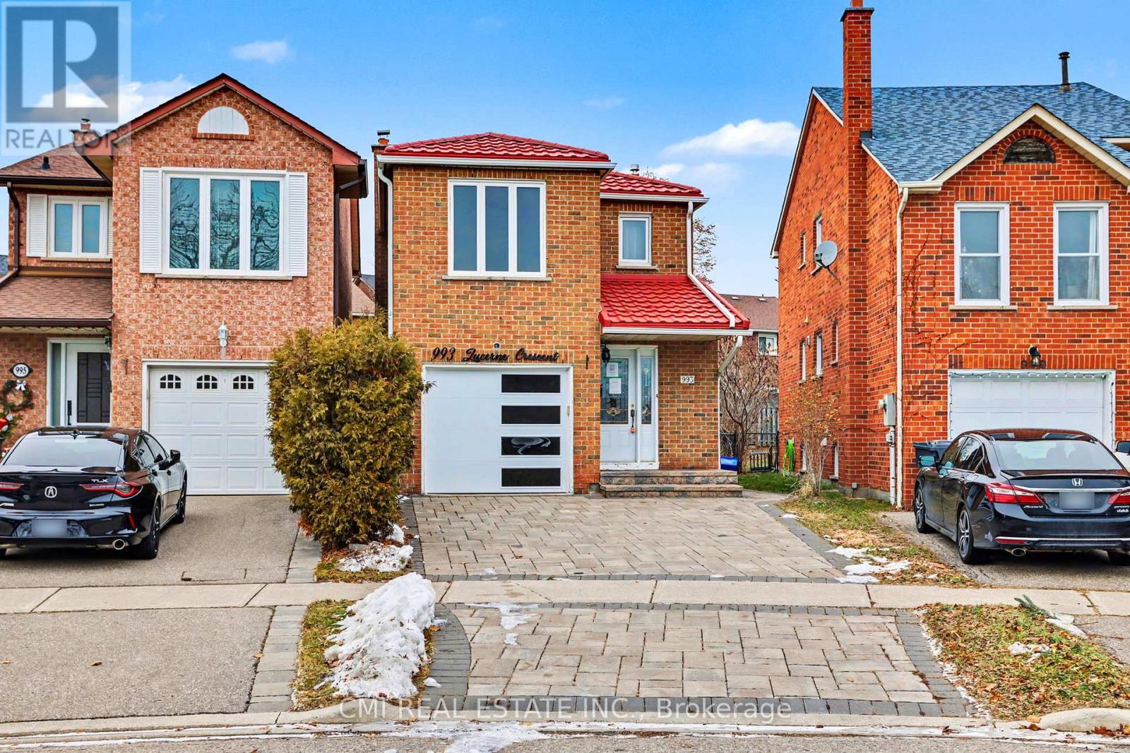 993 LUCERNE CRESCENT - 1