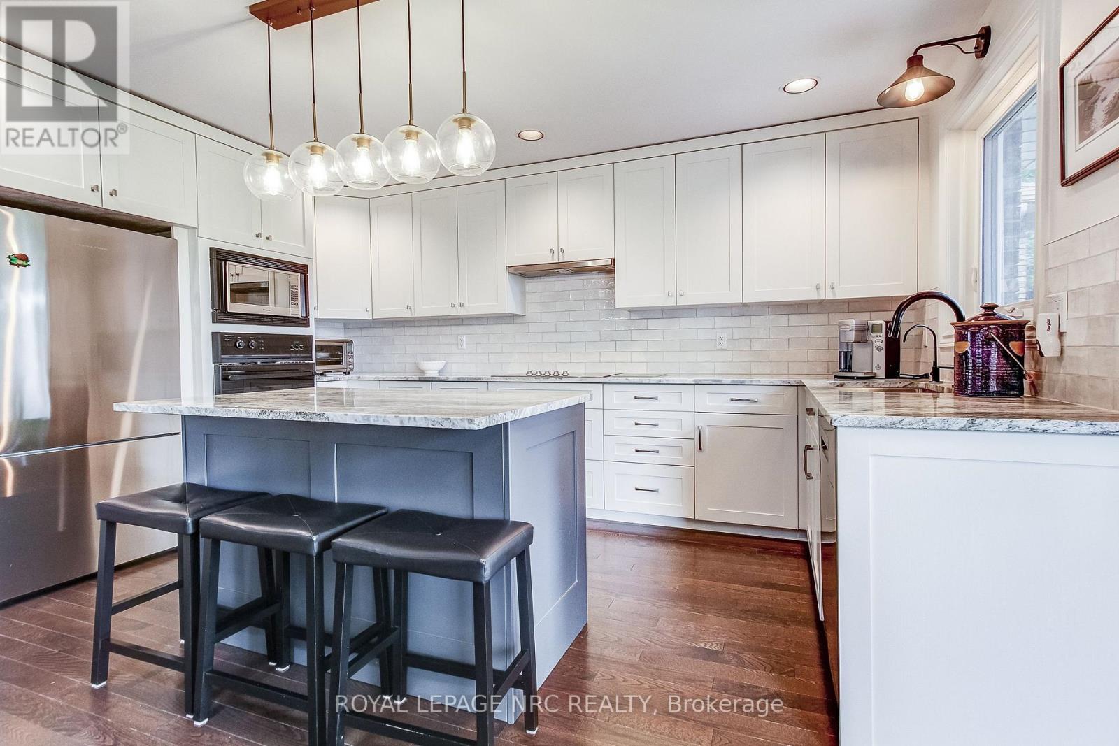 645 CLARENCE STREET - 10