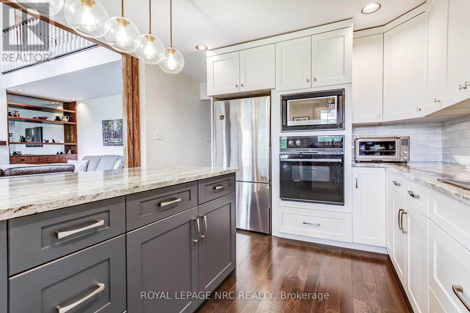 645 CLARENCE STREET - 11