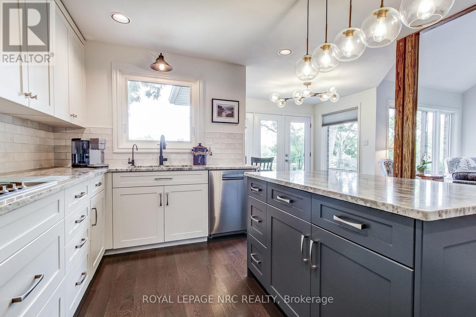 645 CLARENCE STREET - 12