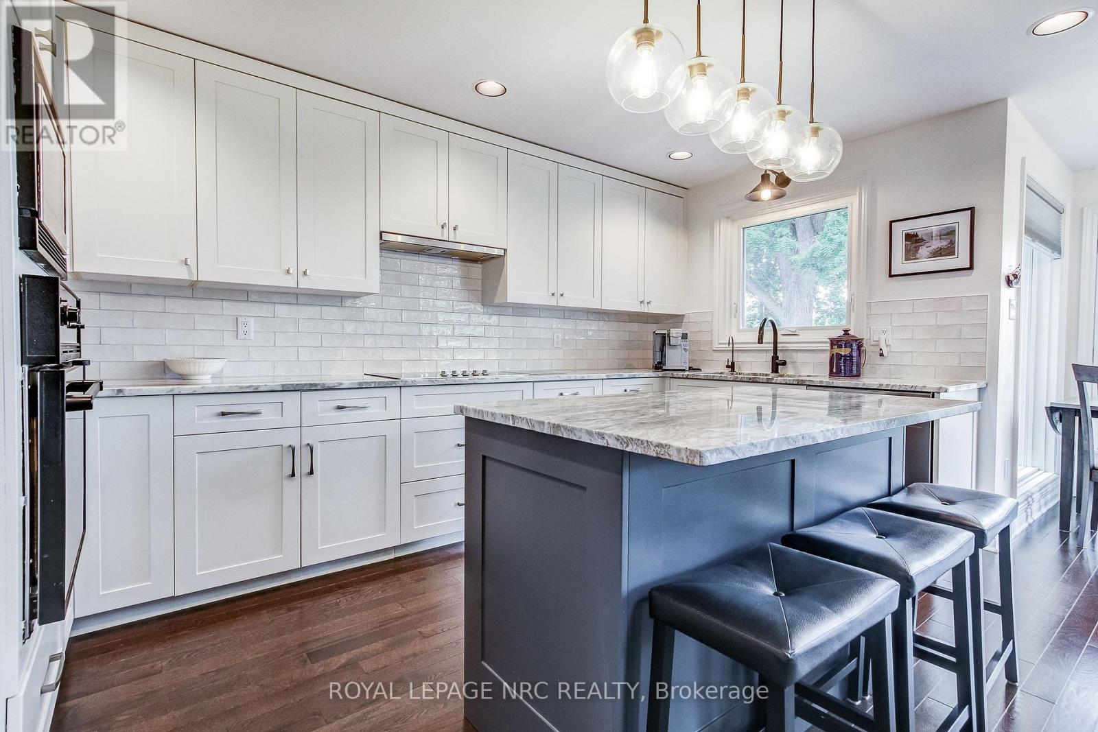 645 CLARENCE STREET - 13