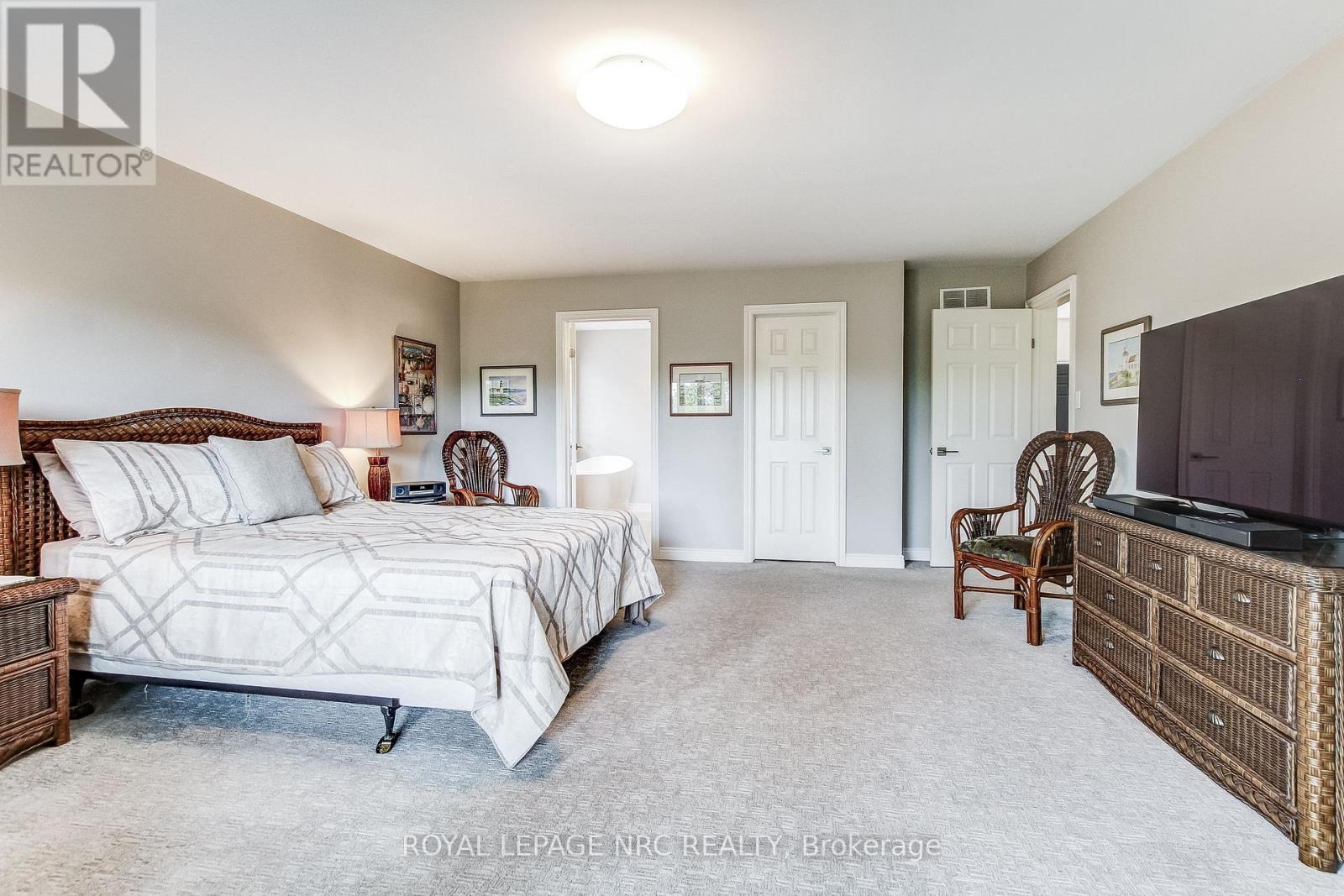 645 CLARENCE STREET - 17