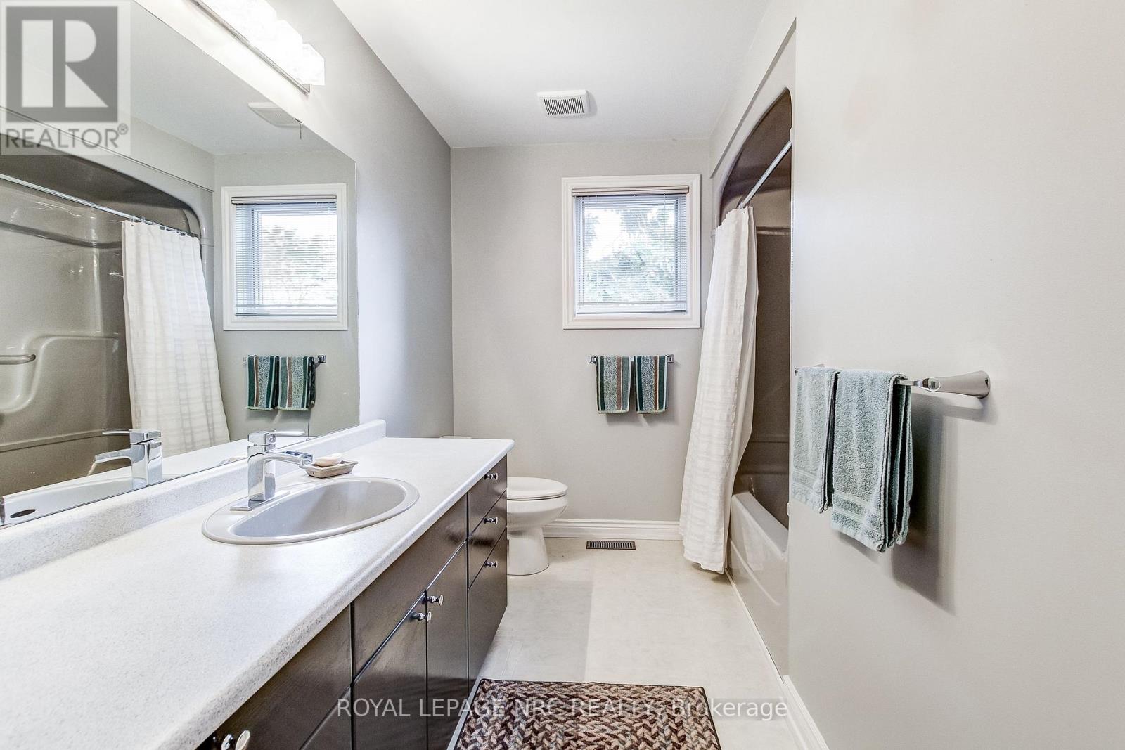 645 CLARENCE STREET - 21