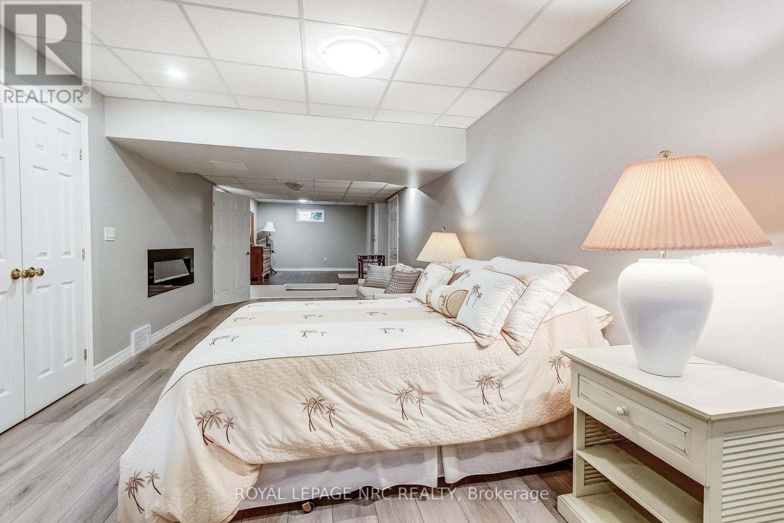 645 CLARENCE STREET - 29