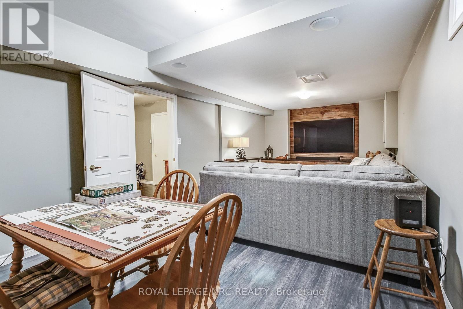645 CLARENCE STREET - 31