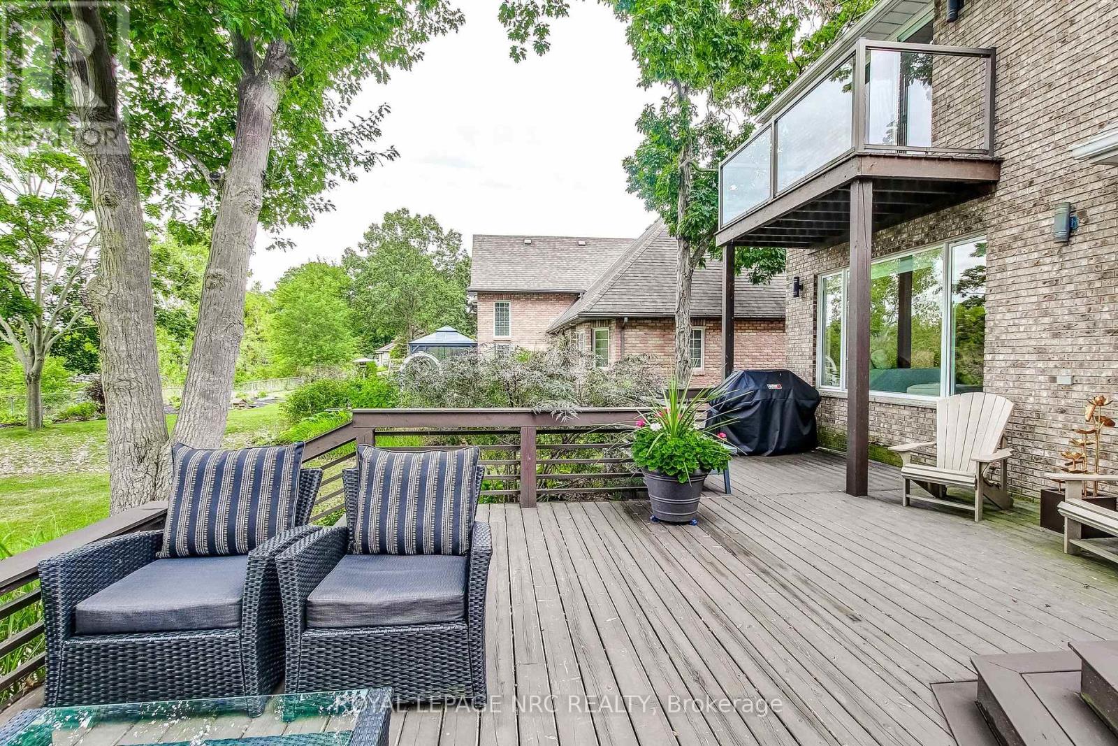 645 CLARENCE STREET - 34