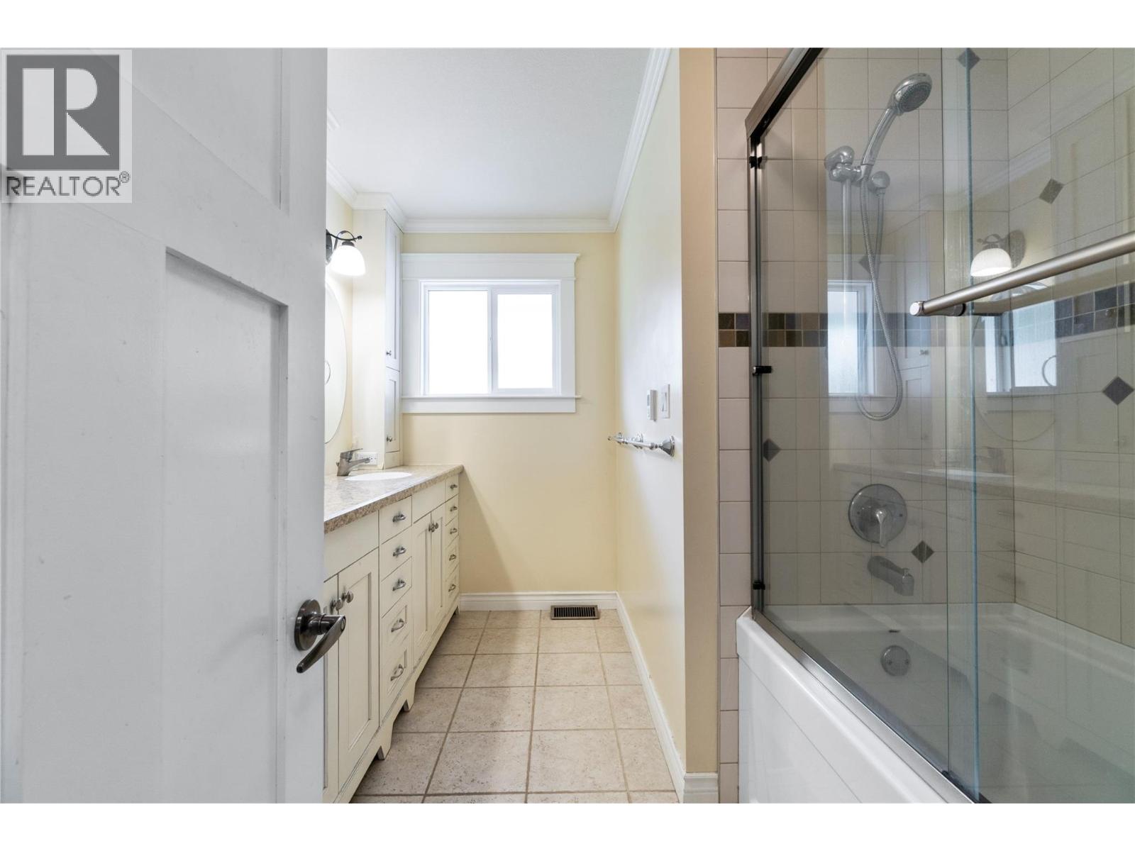  2230 28 Street Northeast, Salmon Arm