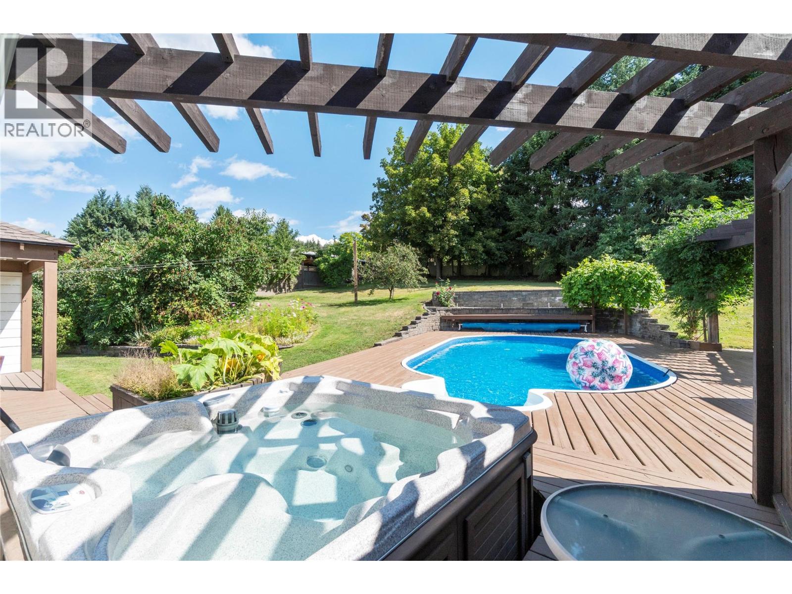  2230 28 Street Northeast, Salmon Arm