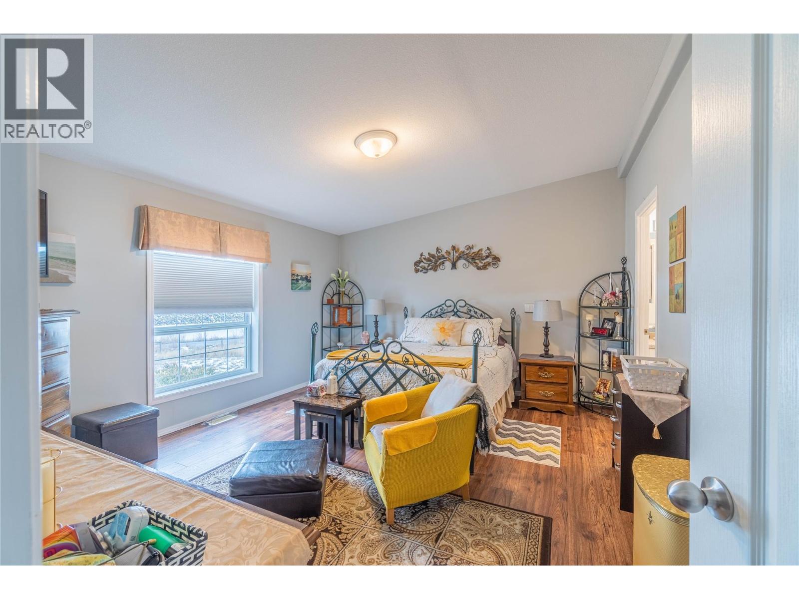 #1 768 SHUSWAP ROAD E - 32