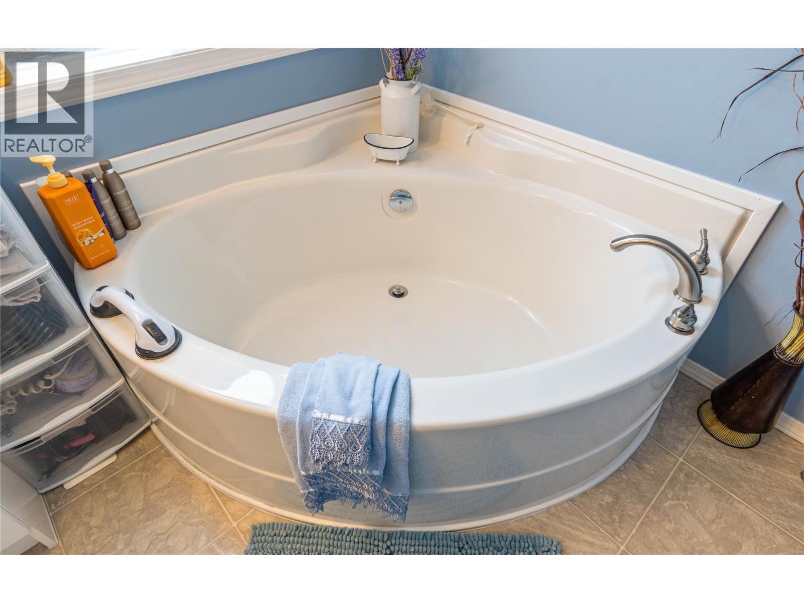 #1 768 SHUSWAP ROAD E - 36