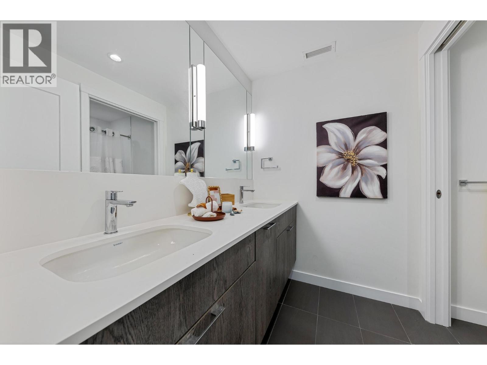 4 1960 GLENAIRE DRIVE, North Vancouver